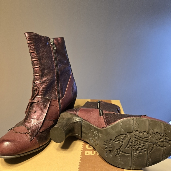 GOLD BUTTON LEATHER HEELED ANKLE BOOT - Picture 7 of 9